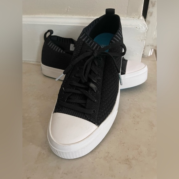 Native Shoes Shoes - Native Step It Lite knit slip on sneakers. Black. Sz 8